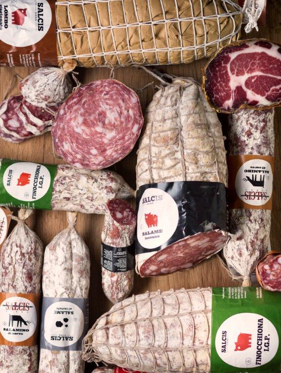 Ruote di formaggio nella cantina di affinamento