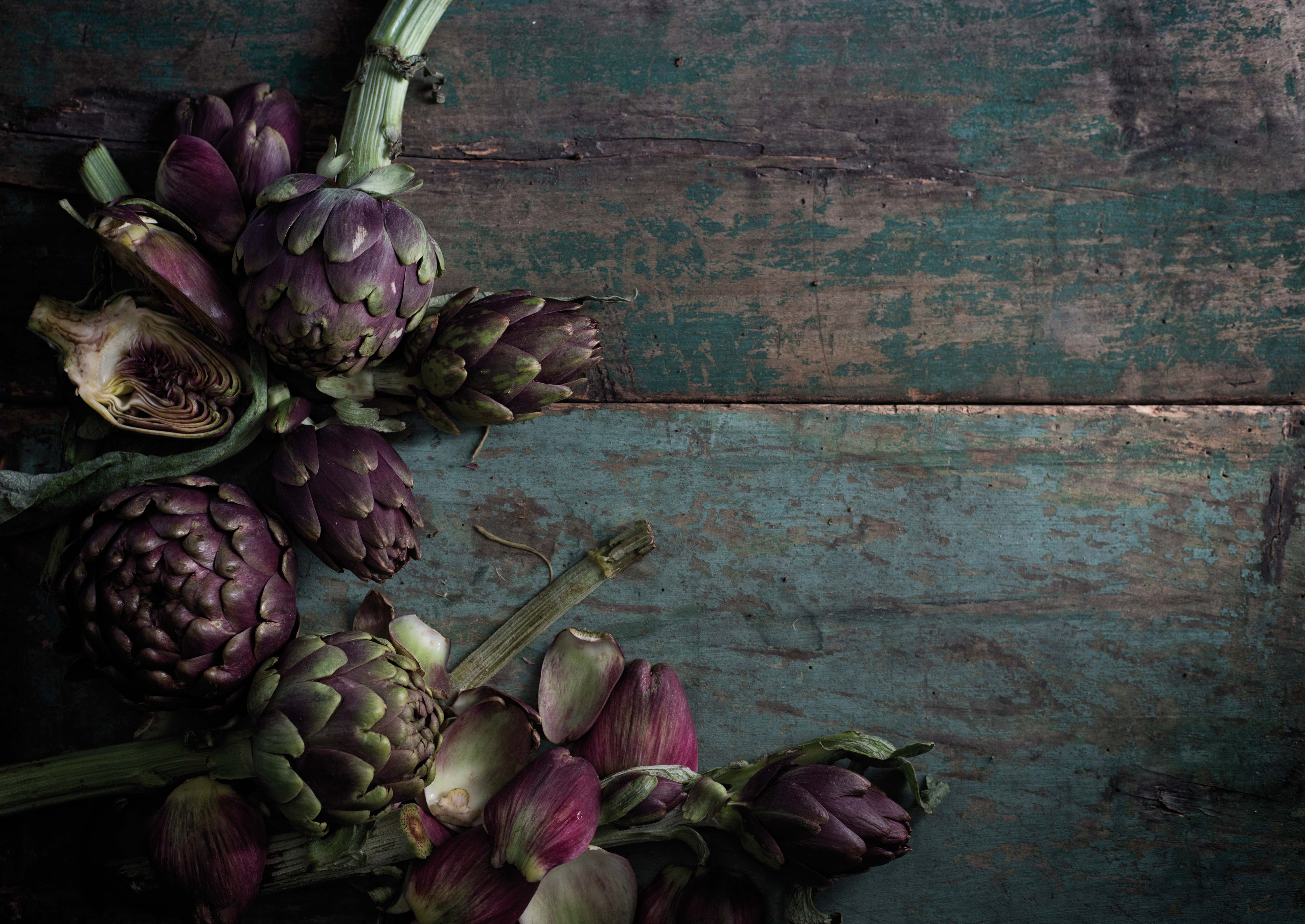 Salumi appesi durante la stagionatura